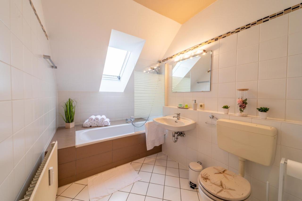 Moderne Dachgeschosswohnung - Parkplatz - Netflix Coburg Exterior photo