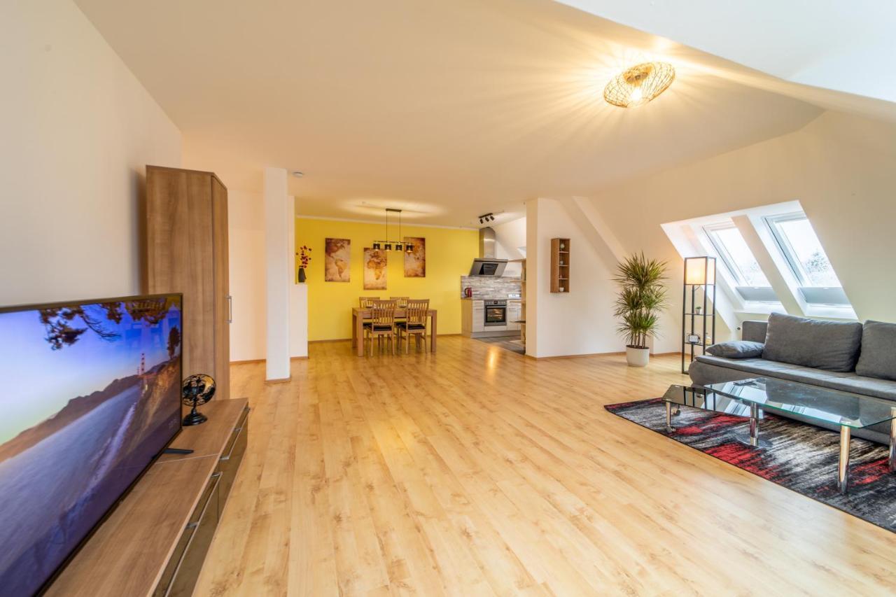 Moderne Dachgeschosswohnung - Parkplatz - Netflix Coburg Exterior photo